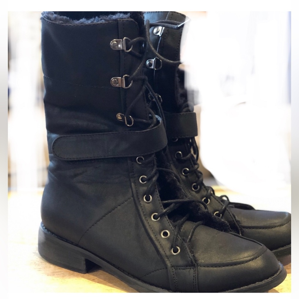 EUC Women’s lace up combat with faux fur fold over